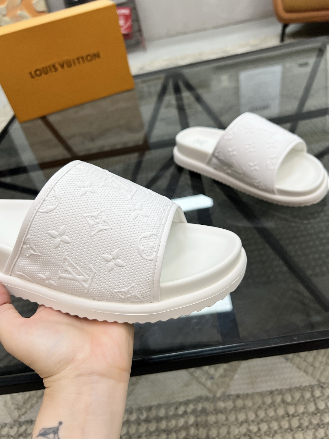  L 🔍顶级代购🇮🇹 路 炸街男神春夏拖鞋新品专柜同步，鞋面意大利进口牛皮面料，高品质压花拼接工艺，鞋底