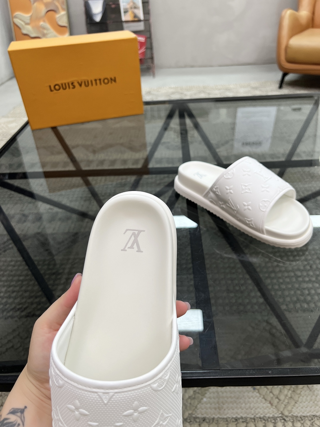  L 🔍顶级代购🇮🇹 路 炸街男神春夏拖鞋新品专柜同步，鞋面意大利进口牛皮面料，高品质压花拼接工艺，鞋底