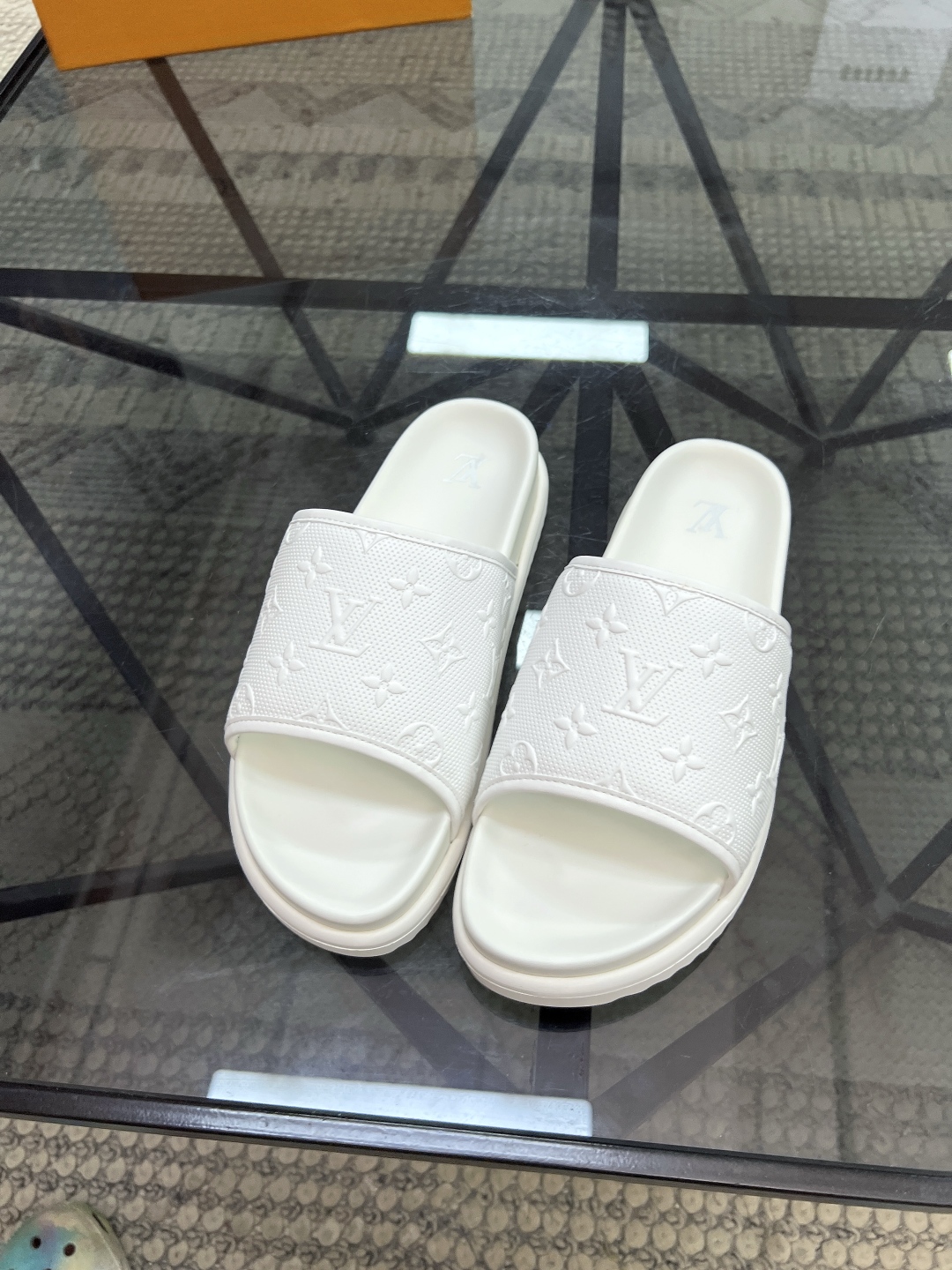  L 🔍顶级代购🇮🇹 路 炸街男神春夏拖鞋新品专柜同步，鞋面意大利进口牛皮面料，高品质压花拼接工艺，鞋底