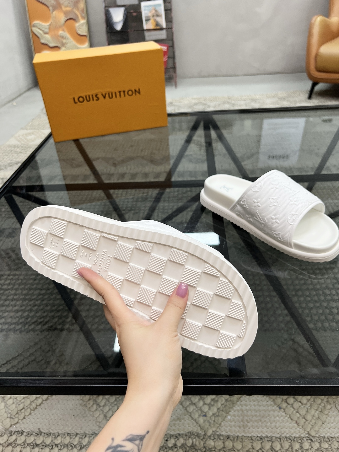  L 🔍顶级代购🇮🇹 路 炸街男神春夏拖鞋新品专柜同步，鞋面意大利进口牛皮面料，高品质压花拼接工艺，鞋底