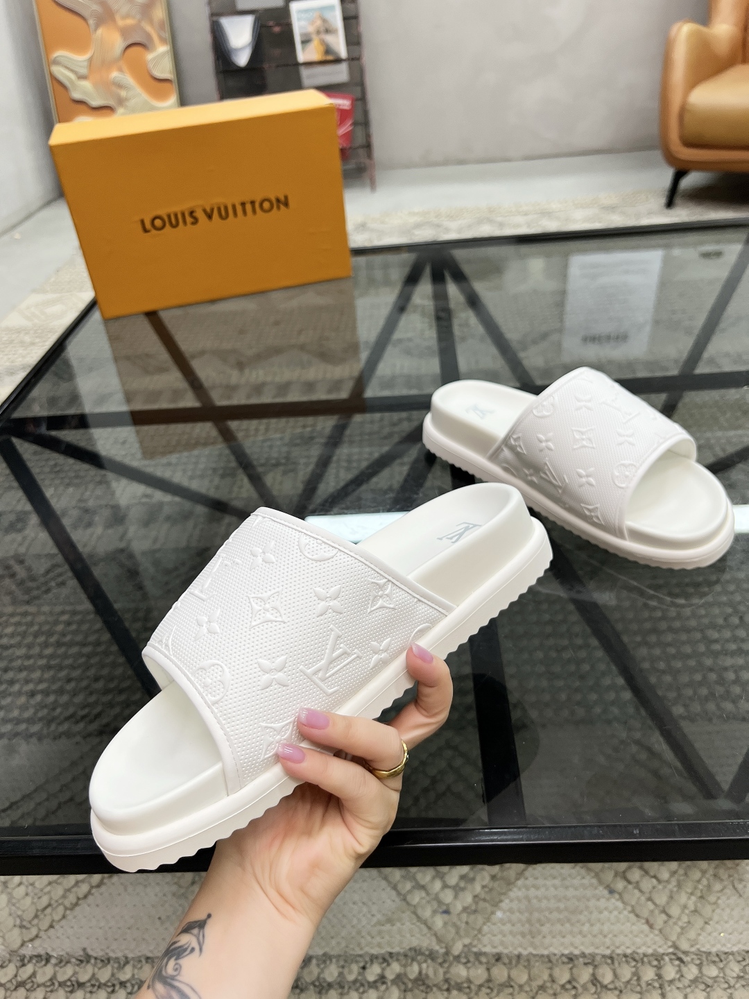  L 🔍顶级代购🇮🇹 路 炸街男神春夏拖鞋新品专柜同步，鞋面意大利进口牛皮面料，高品质压花拼接工艺，鞋底