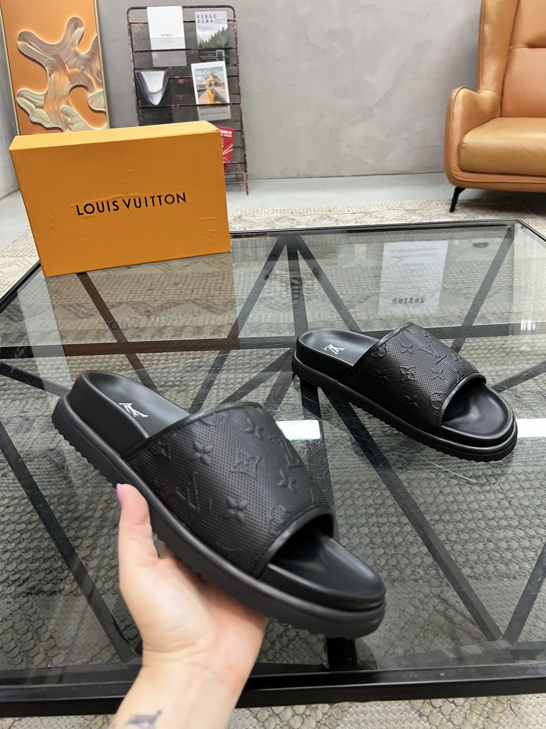  L 🔍顶级代购🇮🇹 路 炸街男神春夏拖鞋新品专柜同步，鞋面意大利进口牛皮面料，高品质压花拼接工艺，鞋底