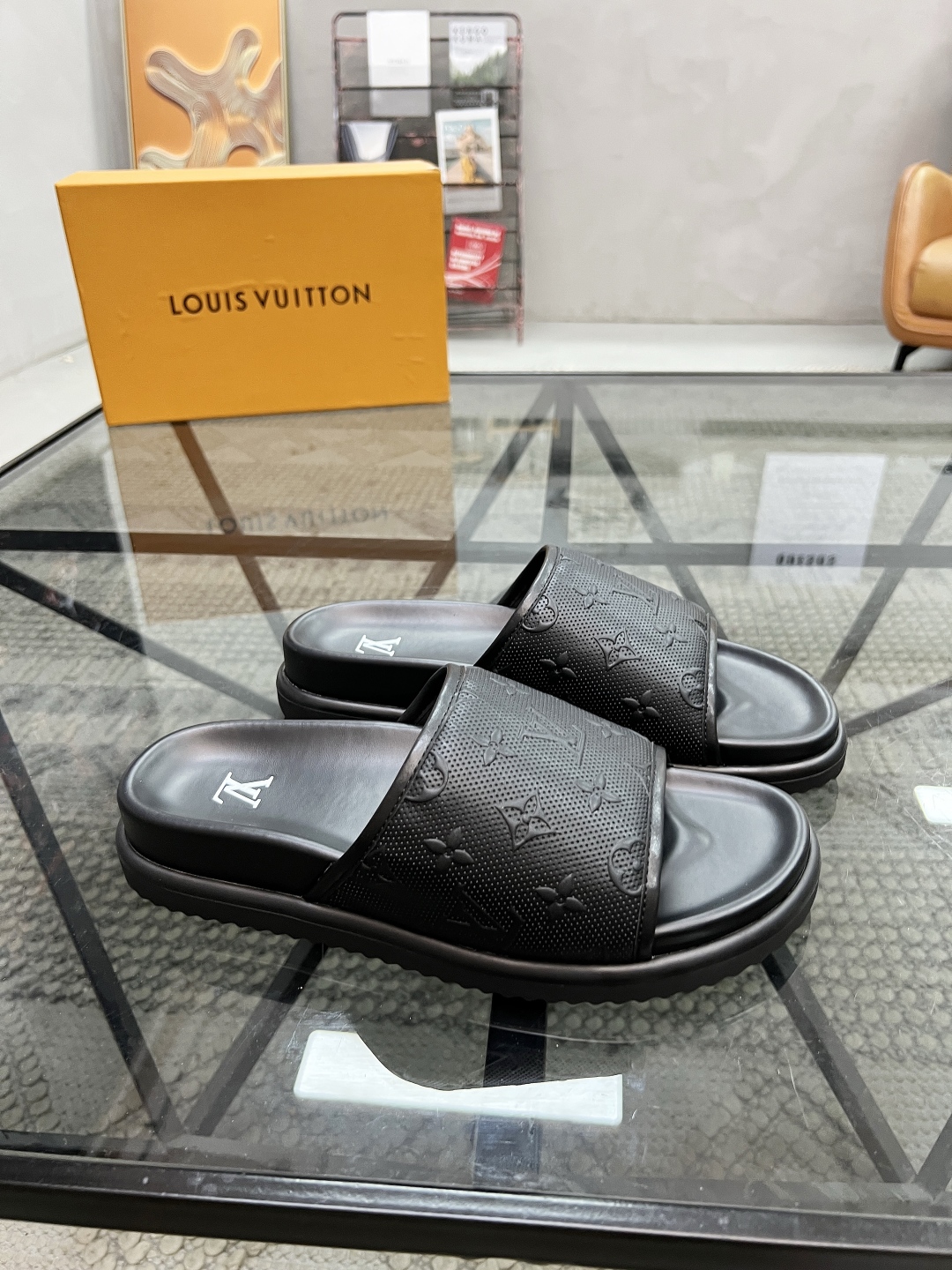  L 🔍顶级代购🇮🇹 路 炸街男神春夏拖鞋新品专柜同步，鞋面意大利进口牛皮面料，高品质压花拼接工艺，鞋底