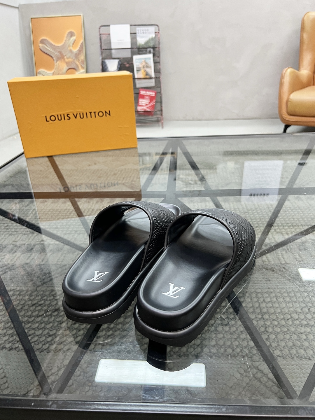  L 🔍顶级代购🇮🇹 路 炸街男神春夏拖鞋新品专柜同步，鞋面意大利进口牛皮面料，高品质压花拼接工艺，鞋底
