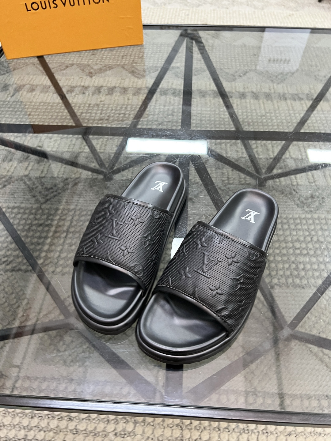  L 🔍顶级代购🇮🇹 路 炸街男神春夏拖鞋新品专柜同步，鞋面意大利进口牛皮面料，高品质压花拼接工艺，鞋底