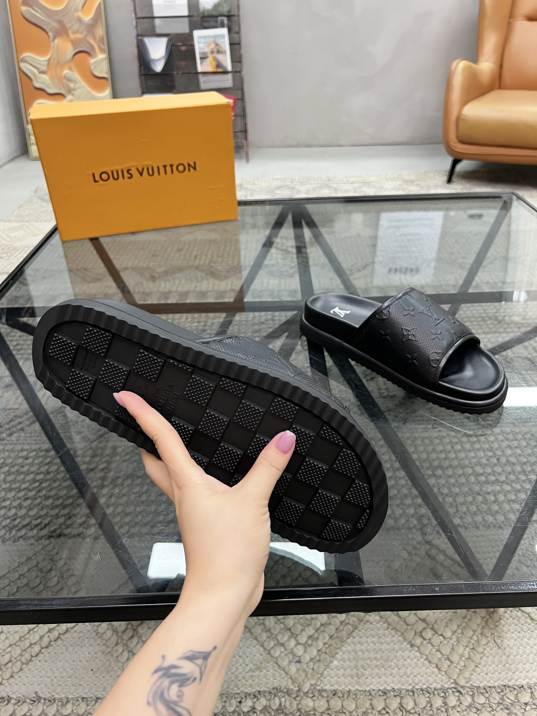  L 🔍顶级代购🇮🇹 路 炸街男神春夏拖鞋新品专柜同步，鞋面意大利进口牛皮面料，高品质压花拼接工艺，鞋底