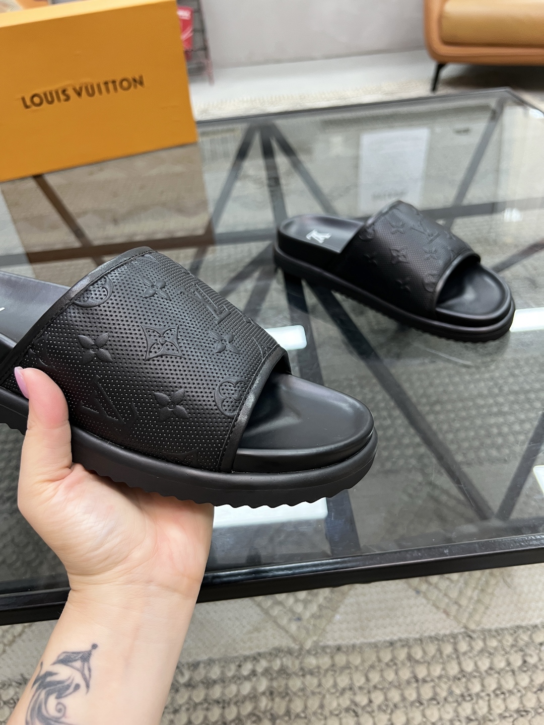  L 🔍顶级代购🇮🇹 路 炸街男神春夏拖鞋新品专柜同步，鞋面意大利进口牛皮面料，高品质压花拼接工艺，鞋底