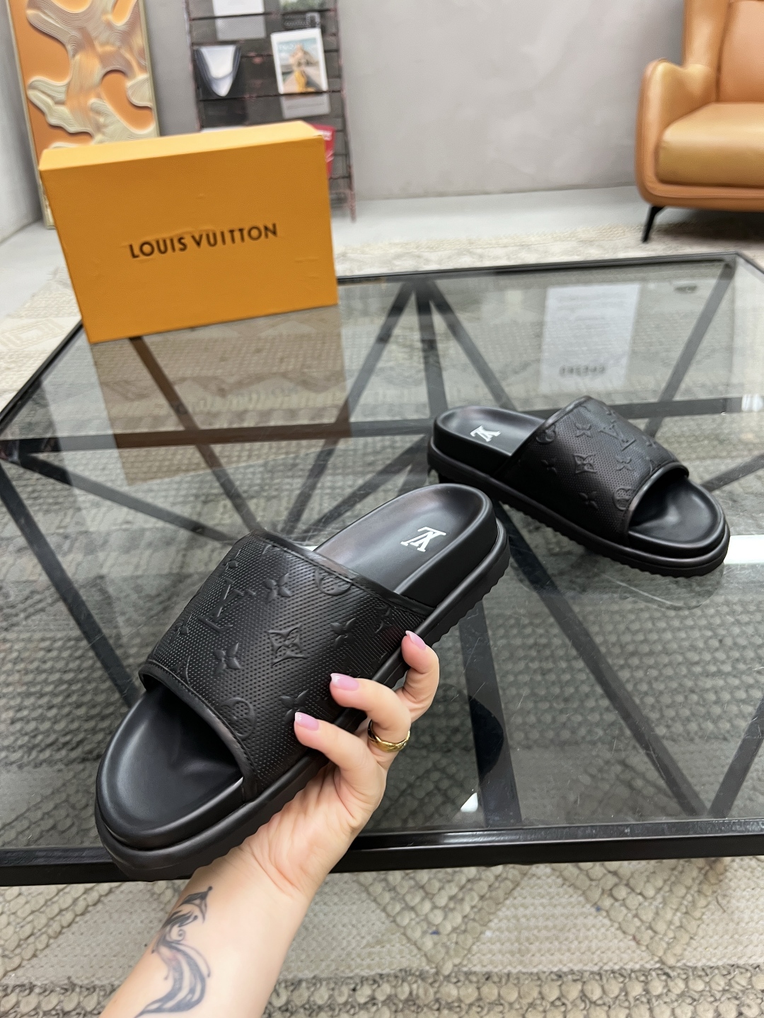  L 🔍顶级代购🇮🇹 路 炸街男神春夏拖鞋新品专柜同步，鞋面意大利进口牛皮面料，高品质压花拼接工艺，鞋底