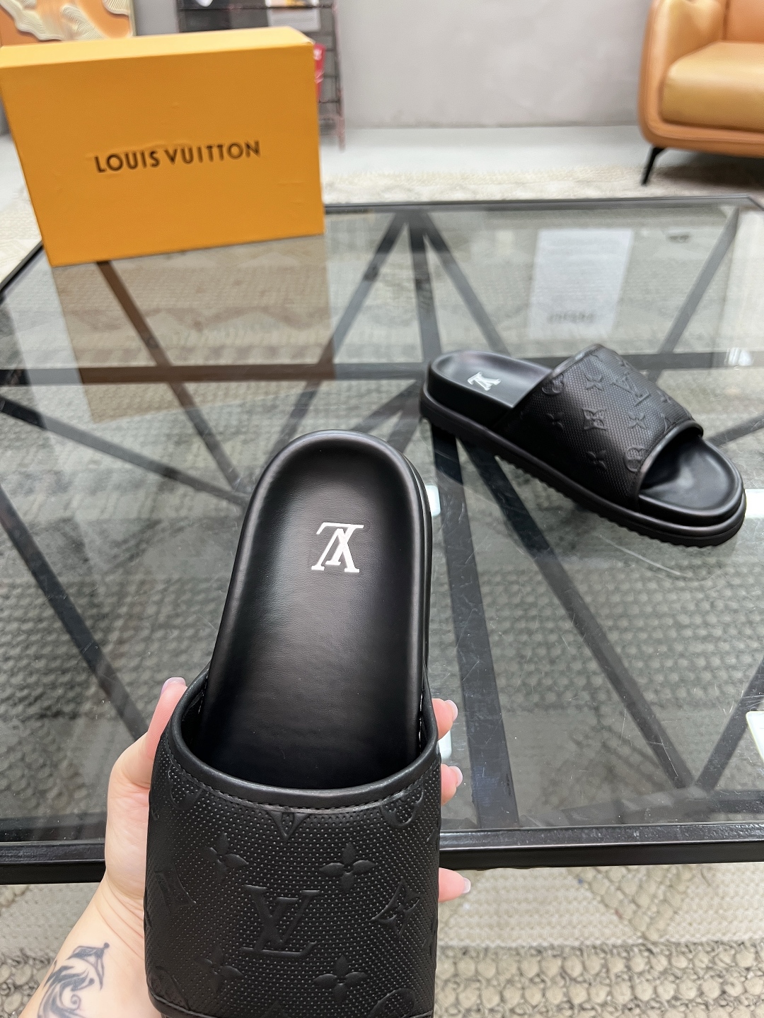  L 🔍顶级代购🇮🇹 路 炸街男神春夏拖鞋新品专柜同步，鞋面意大利进口牛皮面料，高品质压花拼接工艺，鞋底