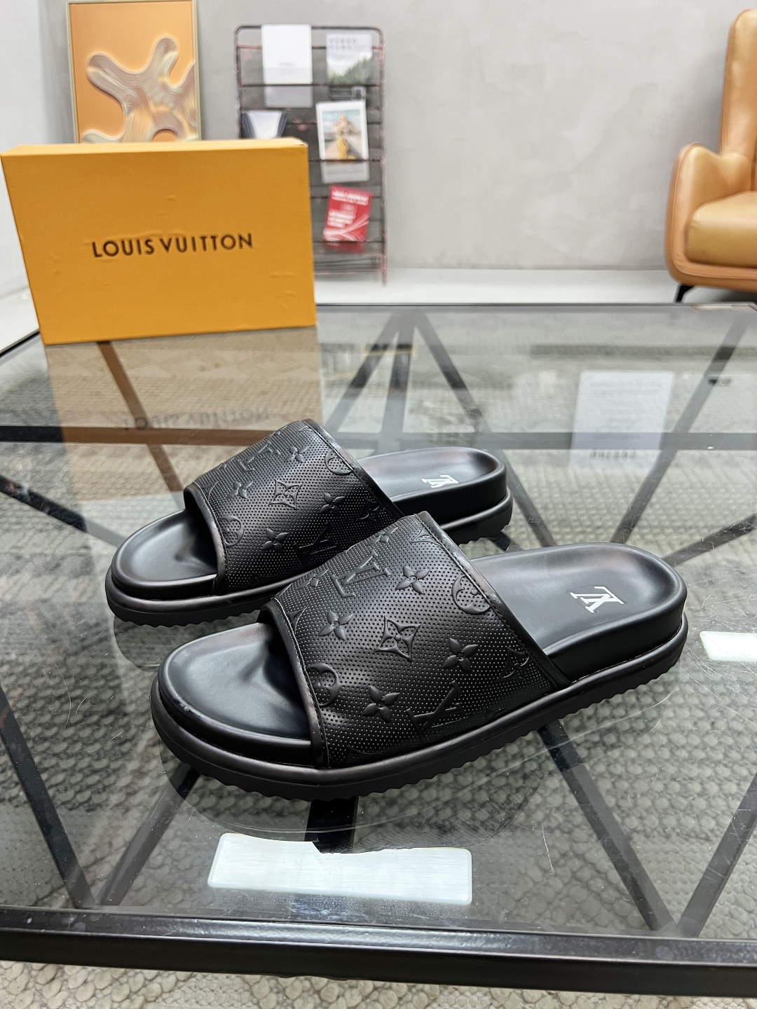  L 🔍顶级代购🇮🇹 路 炸街男神春夏拖鞋新品专柜同步，鞋面意大利进口牛皮面料，高品质压花拼接工艺，鞋底