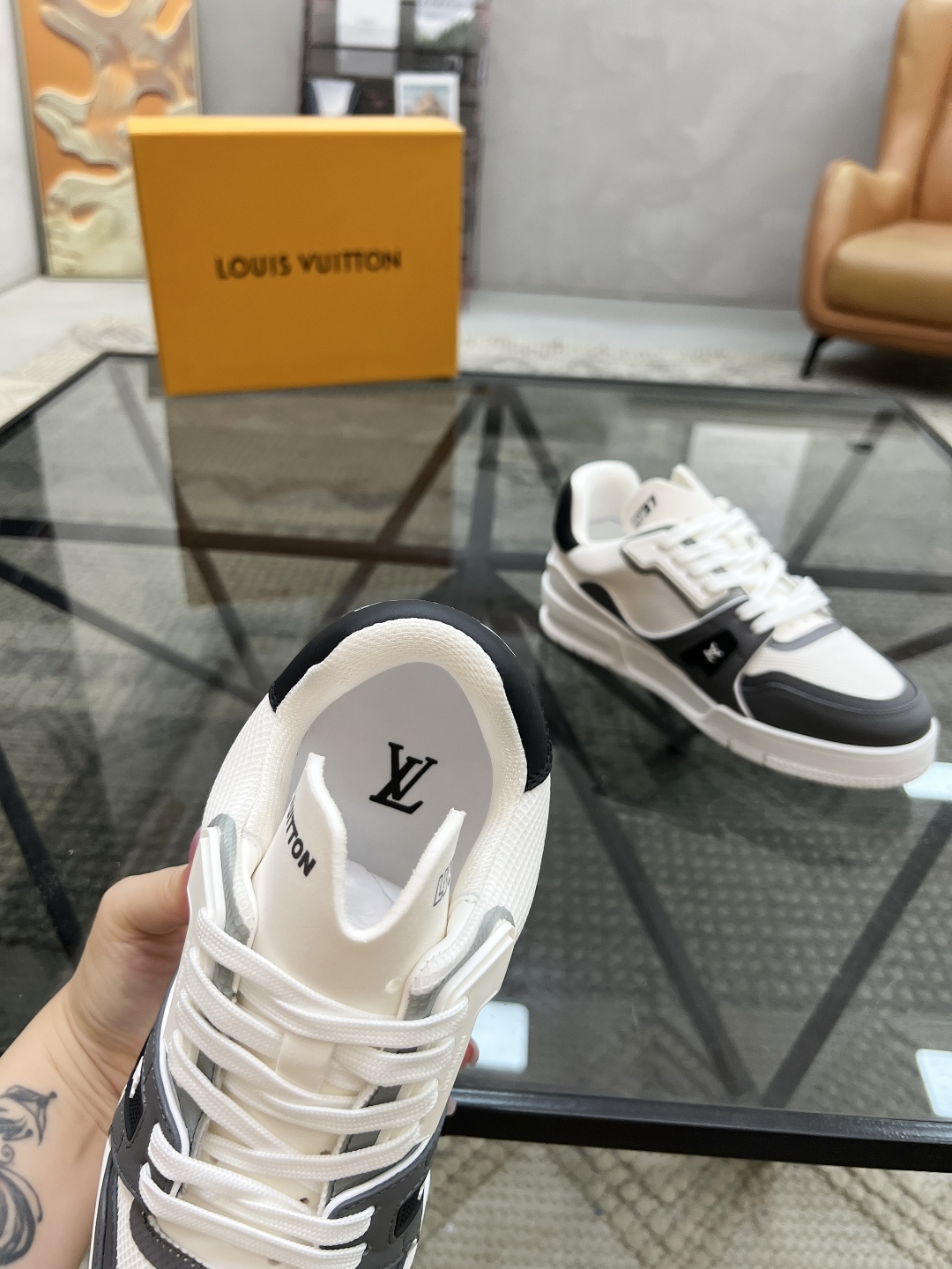  L 🔍顶级代购🇮🇹 路 炸街男神爆款运动板鞋专柜同步，鞋面意大利进口牛皮搭配网布面料，高品质拼接缤纷色