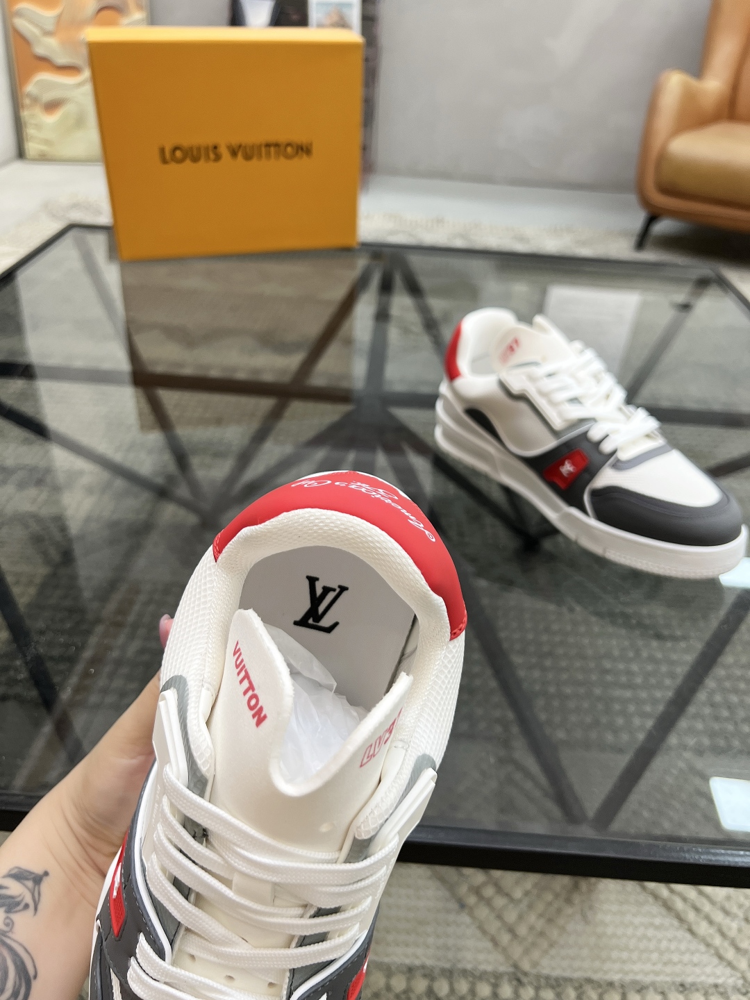  L 🔍顶级代购🇮🇹 路 炸街男神爆款运动板鞋专柜同步，鞋面意大利进口牛皮搭配网布面料，高品质拼接缤纷色