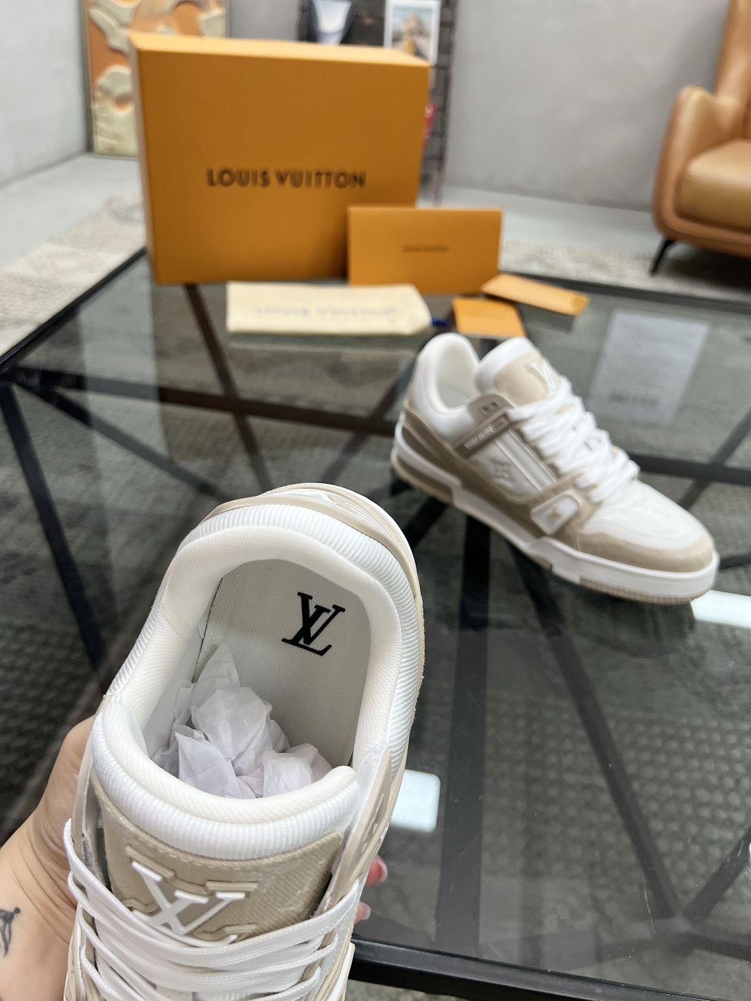  L 🔍顶级代购🇮🇹 路 炸街情侣款👫爆款运动板鞋专柜同步，鞋面意大利进口牛皮搭配杏牛布面料，缤纷色彩复