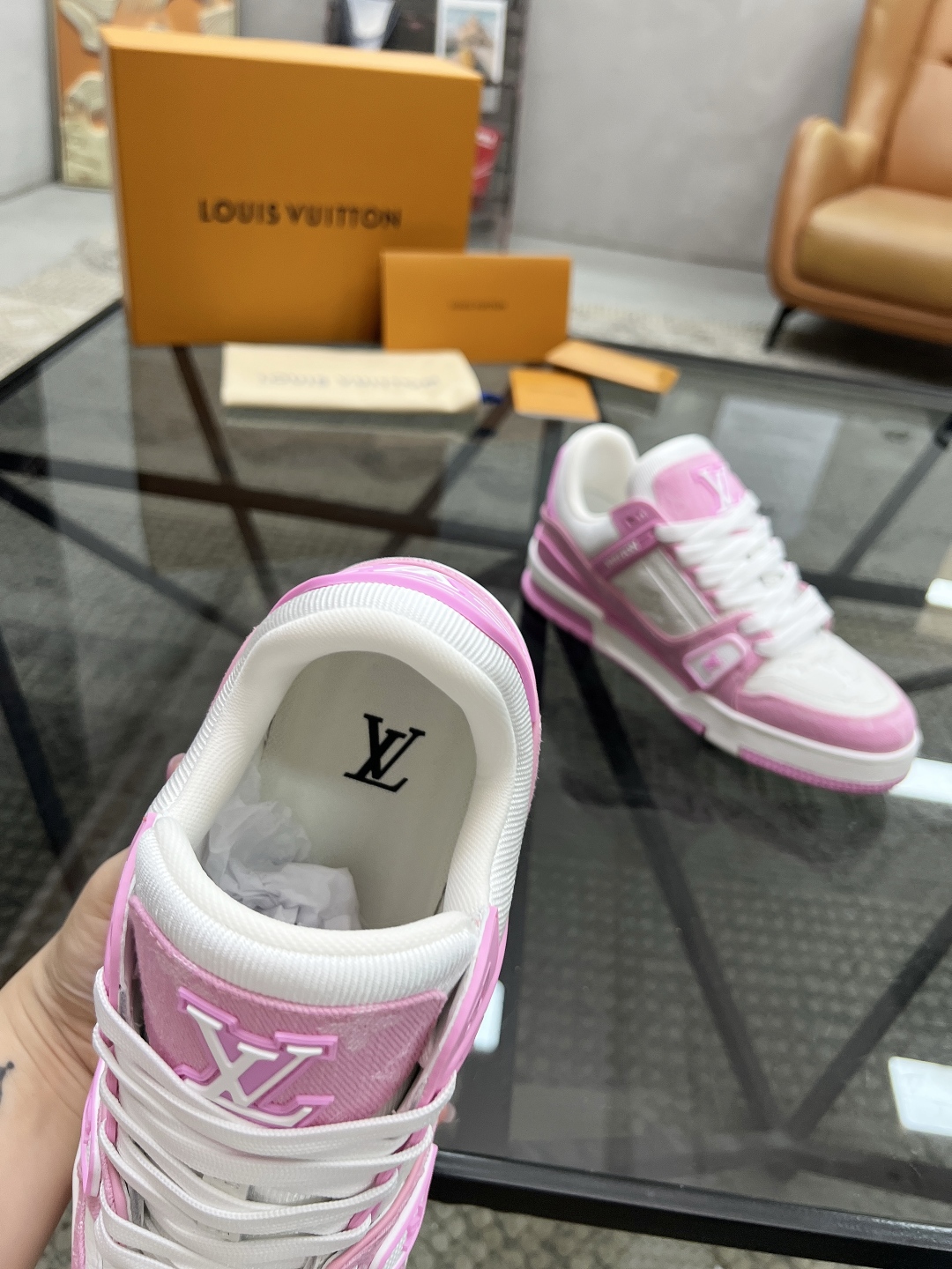  L 🔍顶级代购🇮🇹 路 炸街情侣款👫爆款运动板鞋专柜同步，鞋面意大利进口牛皮搭配粉牛布面料，缤纷色彩复