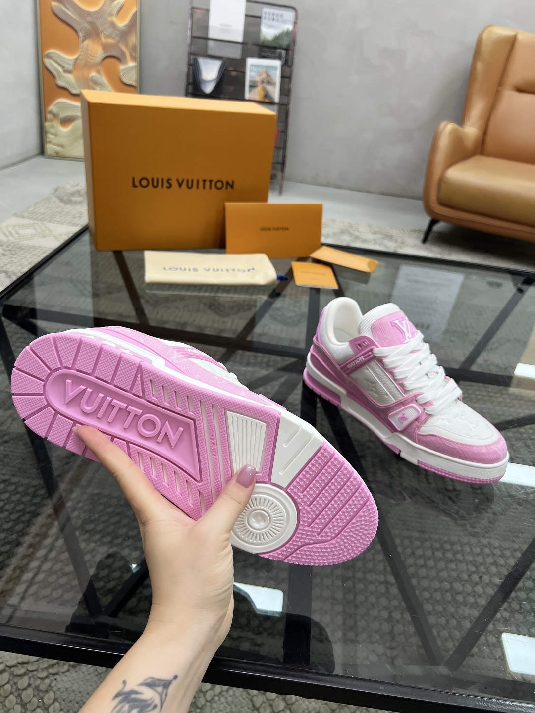  L 🔍顶级代购🇮🇹 路 炸街情侣款👫爆款运动板鞋专柜同步，鞋面意大利进口牛皮搭配粉牛布面料，缤纷色彩复