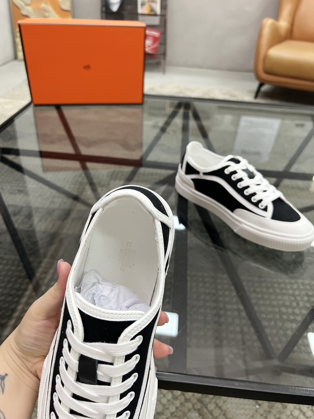  H 🔍顶级代购🇮🇹 爱 炸街男神休闲鞋新品来袭专柜同步发售原厂配置，意大利进口原版牛皮搭配布面料，高品