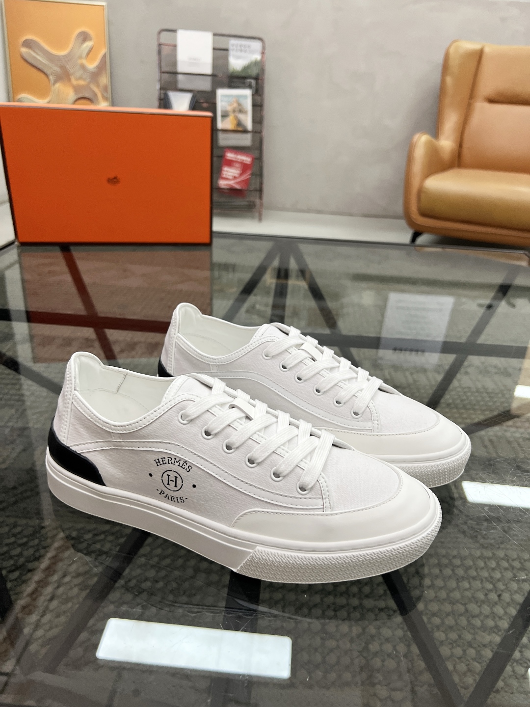  H 🔍顶级代购🇮🇹 爱 炸街男神休闲鞋新品来袭专柜同步发售原厂配置，意大利进口原版牛皮搭配布面料，高品