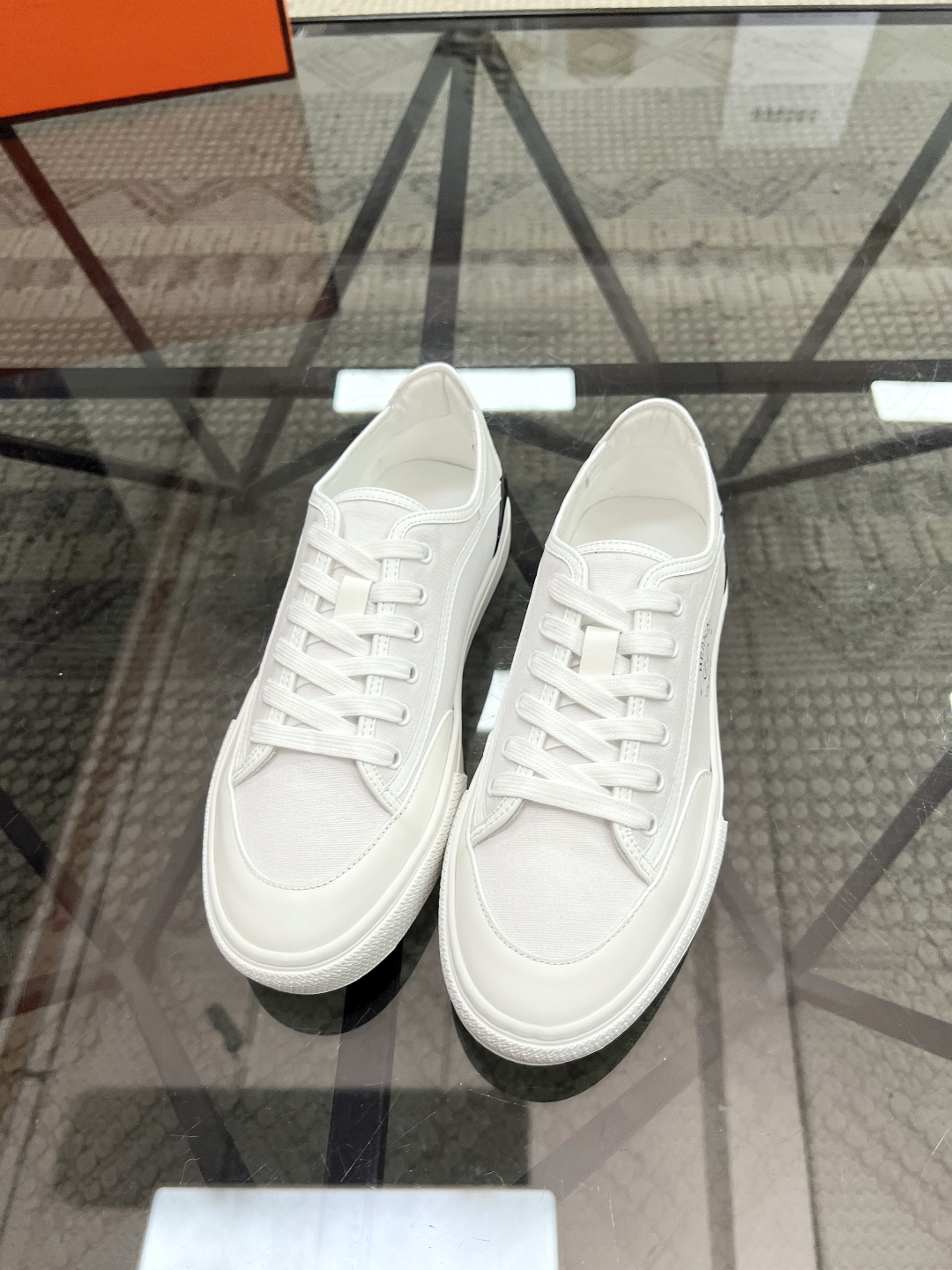 H 🔍顶级代购🇮🇹 爱 炸街男神休闲鞋新品来袭专柜同步发售原厂配置，意大利进口原版牛皮搭配布面料，高品