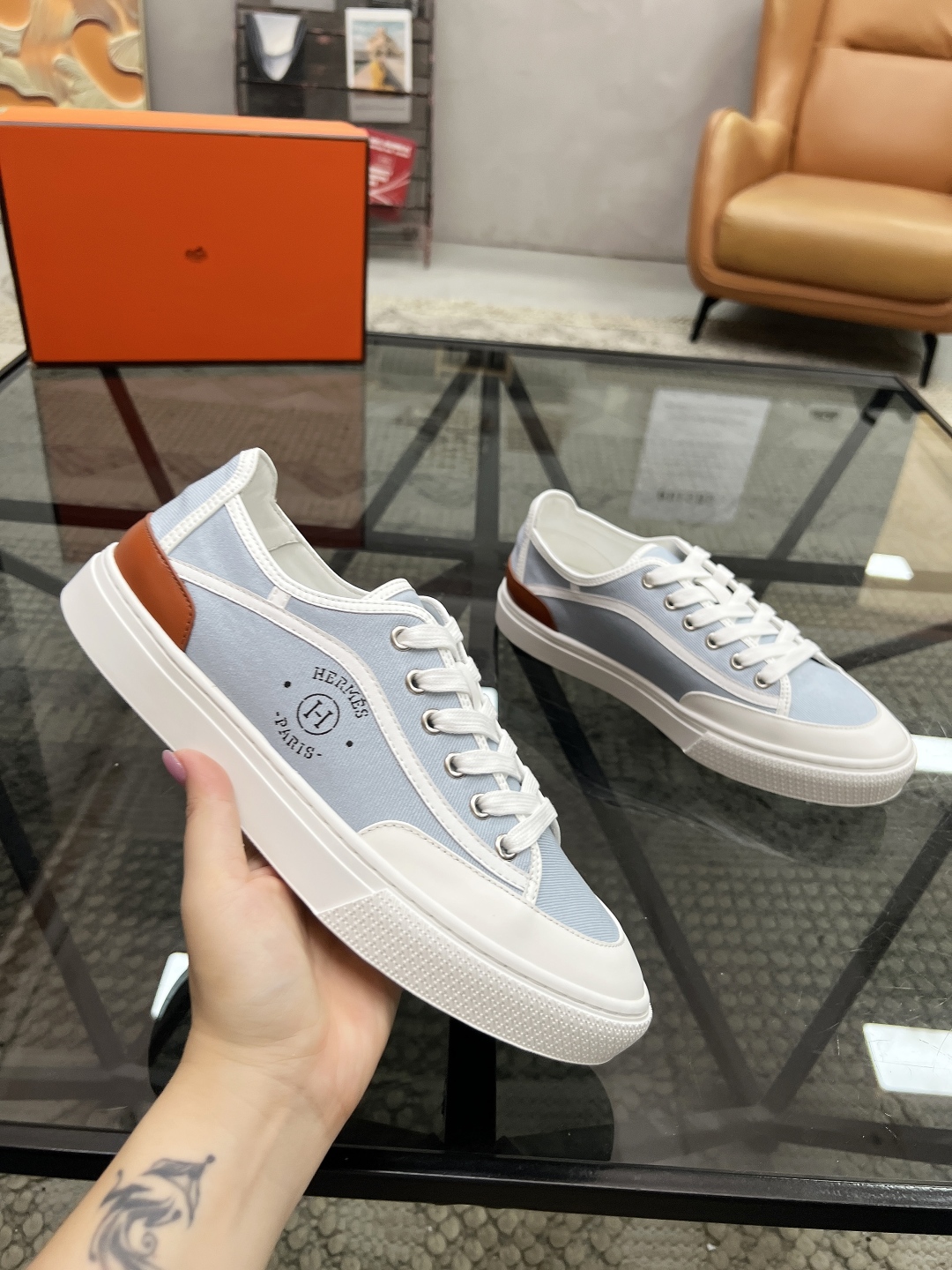  H 🔍顶级代购🇮🇹 爱 炸街男神休闲鞋新品来袭专柜同步发售原厂配置，意大利进口原版牛皮搭配布面料，高品
