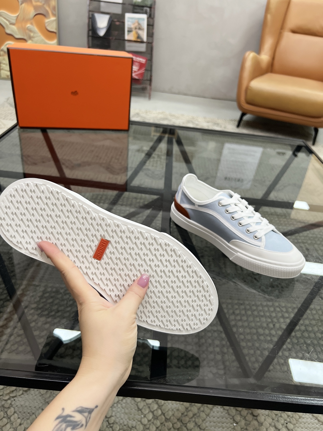  H 🔍顶级代购🇮🇹 爱 炸街男神休闲鞋新品来袭专柜同步发售原厂配置，意大利进口原版牛皮搭配布面料，高品
