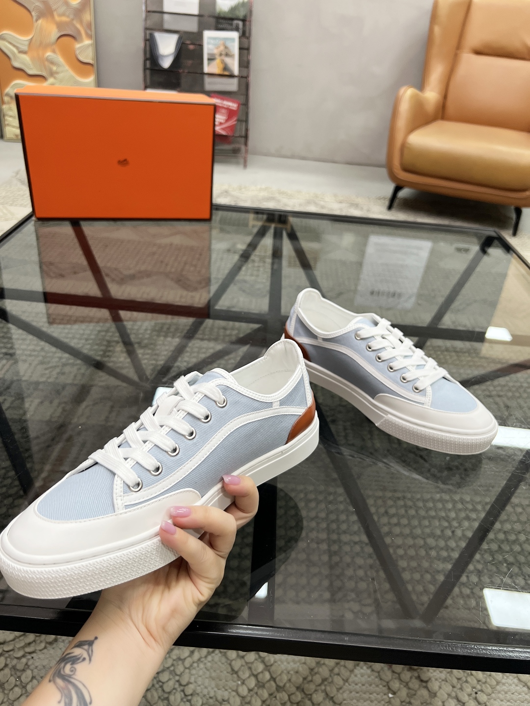  H 🔍顶级代购🇮🇹 爱 炸街男神休闲鞋新品来袭专柜同步发售原厂配置，意大利进口原版牛皮搭配布面料，高品