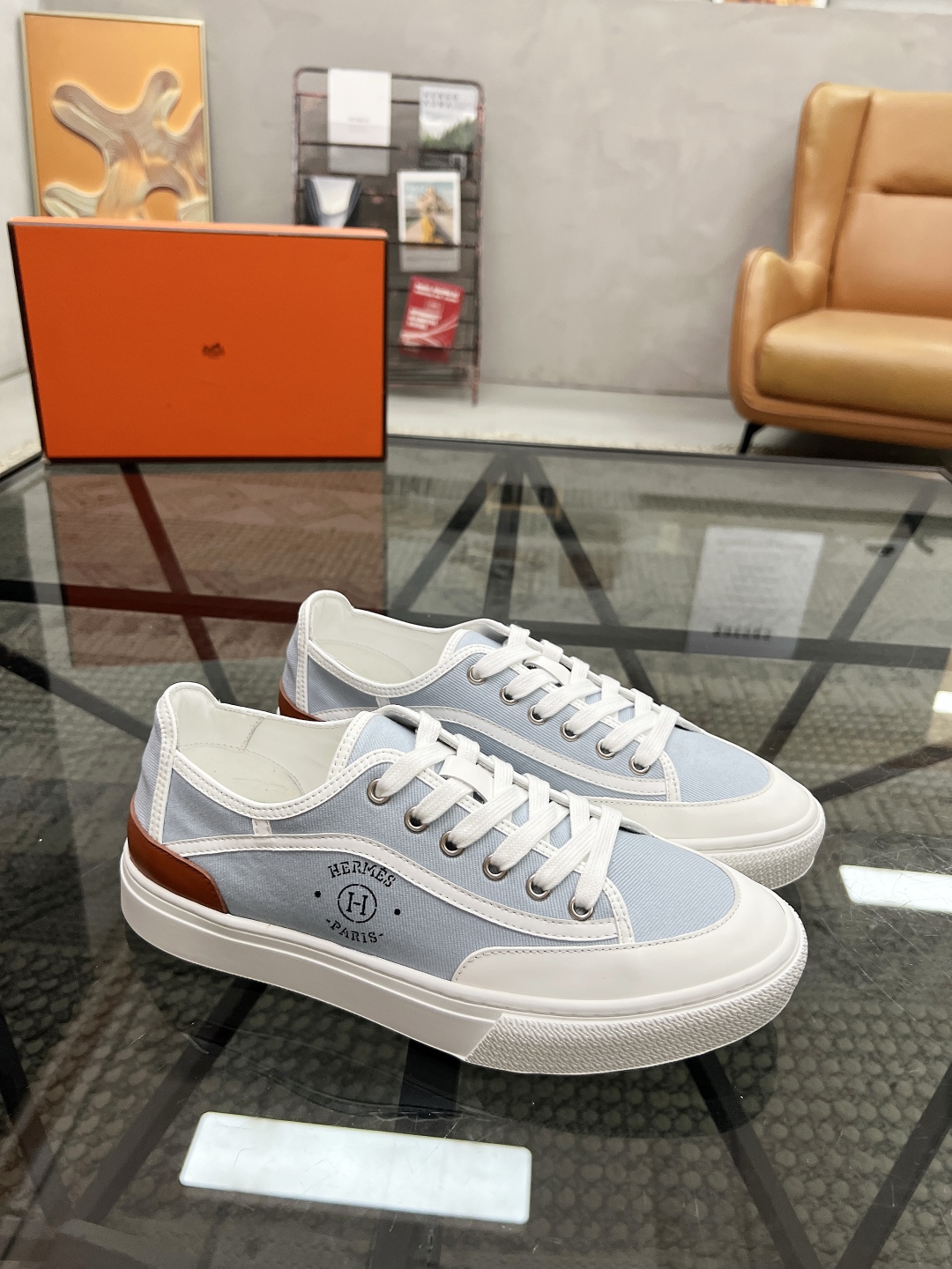  H 🔍顶级代购🇮🇹 爱 炸街男神休闲鞋新品来袭专柜同步发售原厂配置，意大利进口原版牛皮搭配布面料，高品