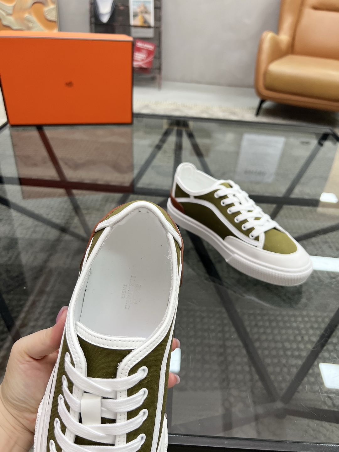  H 🔍顶级代购🇮🇹 爱 炸街男神休闲鞋新品来袭专柜同步发售原厂配置，意大利进口原版牛皮搭配布面料，高品