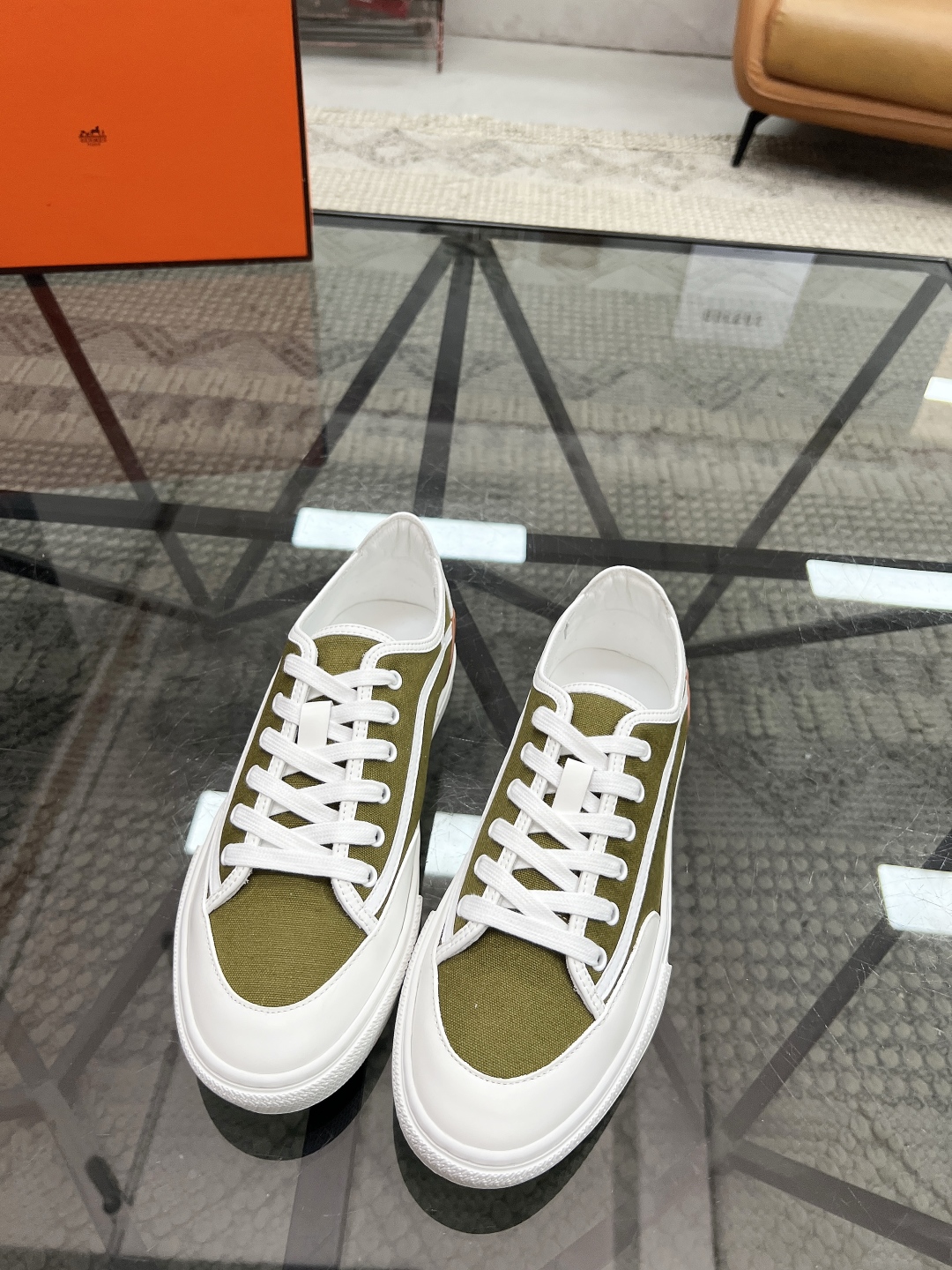  H 🔍顶级代购🇮🇹 爱 炸街男神休闲鞋新品来袭专柜同步发售原厂配置，意大利进口原版牛皮搭配布面料，高品