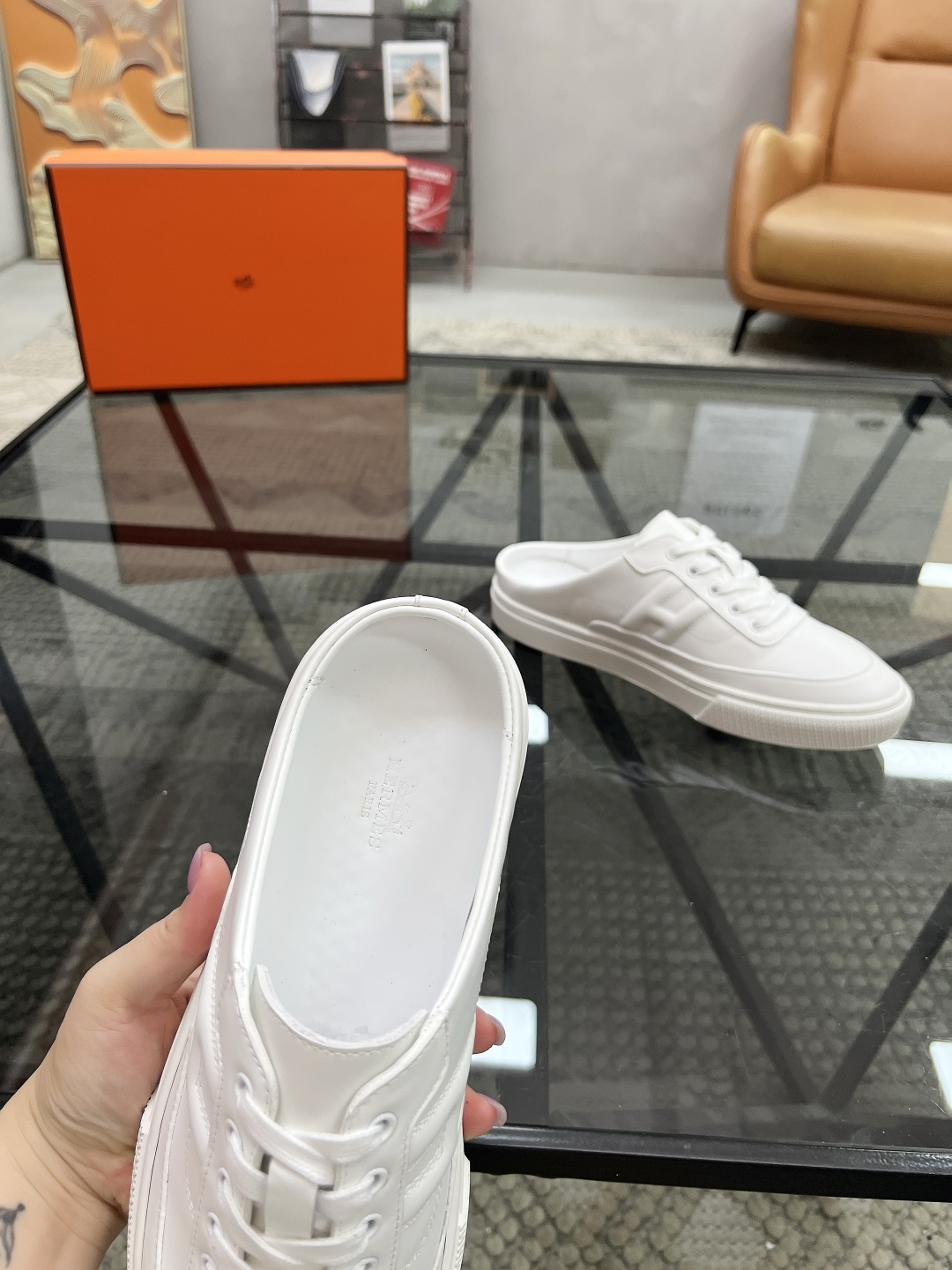  H 🔍顶级代购🇮🇹 爱 炸街男神休闲鞋半拖新品来袭专柜同步发售原厂配置，意大利进口原版牛皮面料，高品质