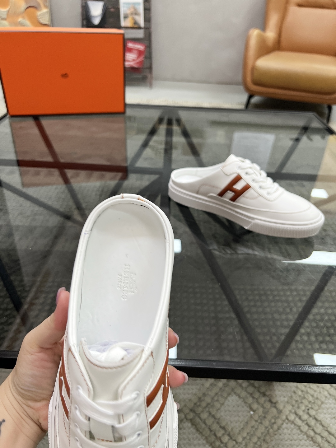  H 🔍顶级代购🇮🇹 爱 炸街男神休闲鞋半拖新品来袭专柜同步发售原厂配置，意大利进口原版牛皮面料，高品质