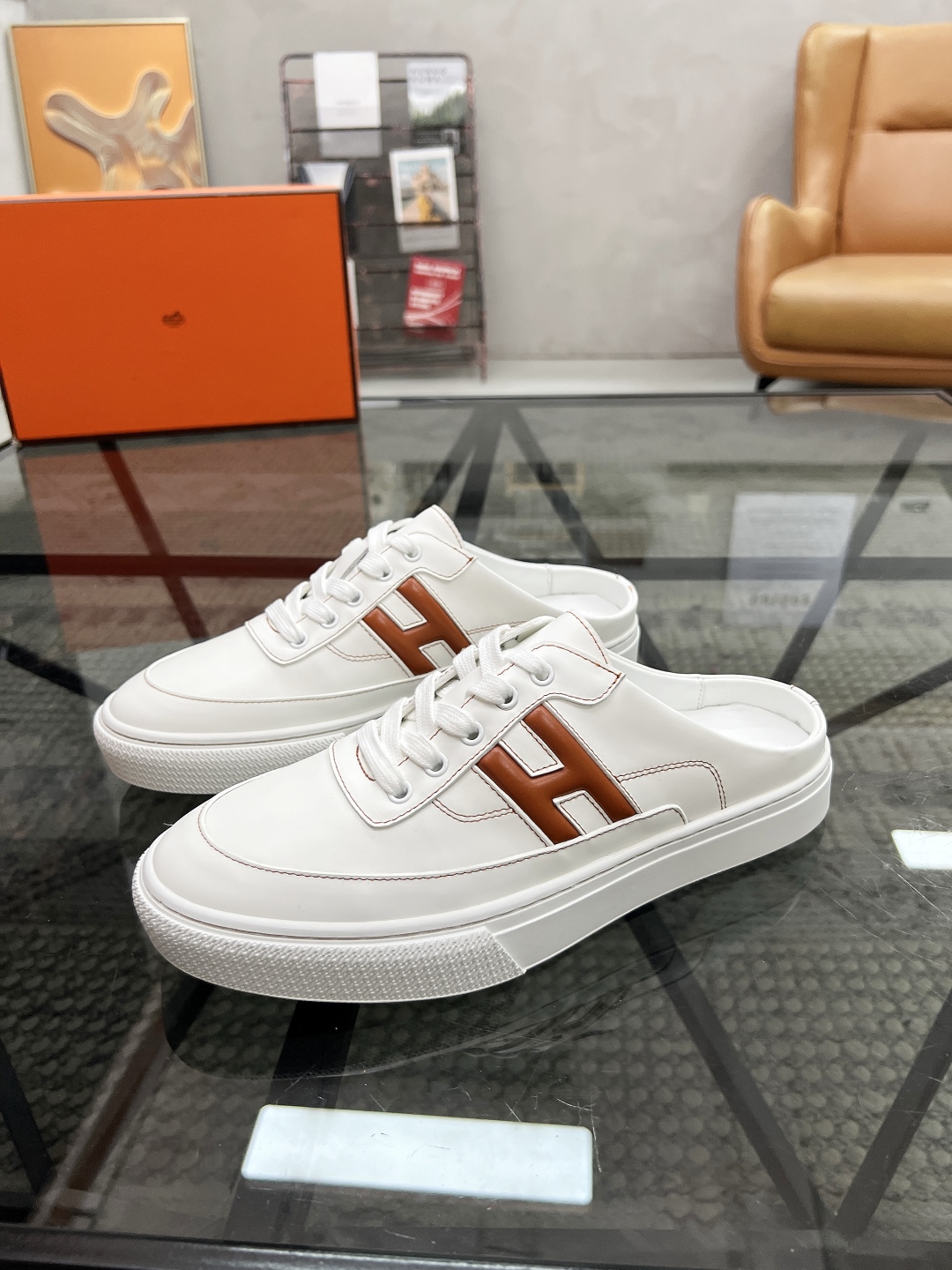  H 🔍顶级代购🇮🇹 爱 炸街男神休闲鞋半拖新品来袭专柜同步发售原厂配置，意大利进口原版牛皮面料，高品质