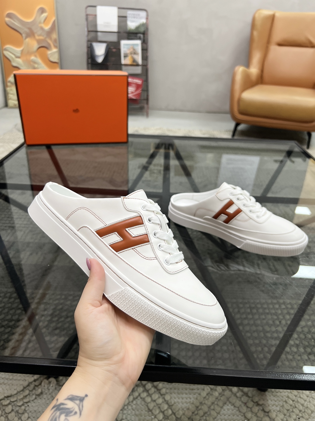  H 🔍顶级代购🇮🇹 爱 炸街男神休闲鞋半拖新品来袭专柜同步发售原厂配置，意大利进口原版牛皮面料，高品质