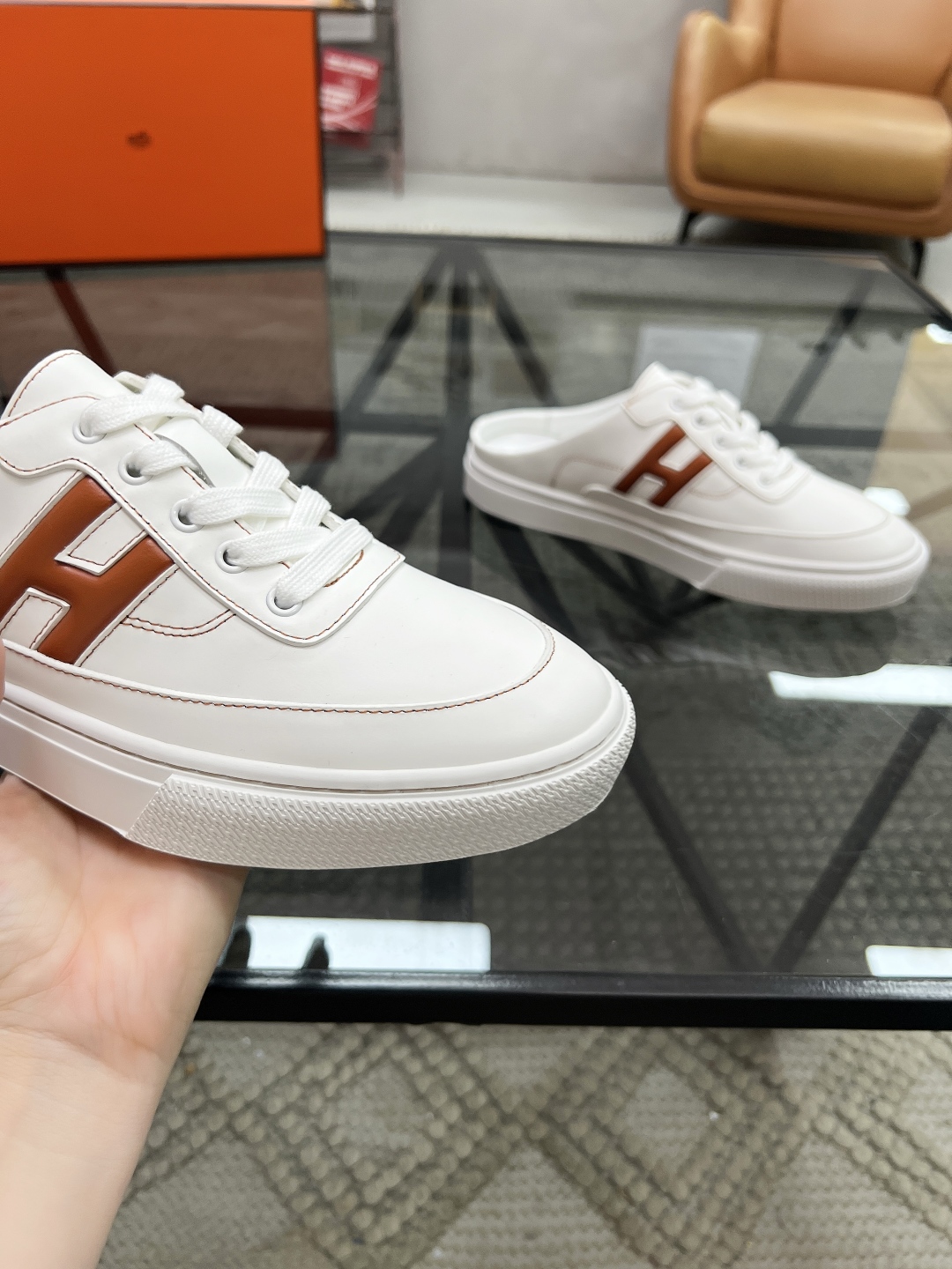  H 🔍顶级代购🇮🇹 爱 炸街男神休闲鞋半拖新品来袭专柜同步发售原厂配置，意大利进口原版牛皮面料，高品质