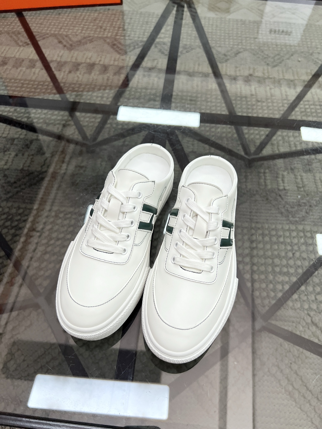  H 🔍顶级代购🇮🇹 爱 炸街男神休闲鞋半拖新品来袭专柜同步发售原厂配置，意大利进口原版牛皮面料，高品质