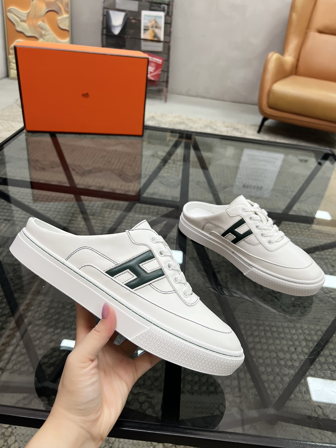  H 🔍顶级代购🇮🇹 爱 炸街男神休闲鞋半拖新品来袭专柜同步发售原厂配置，意大利进口原版牛皮面料，高品质
