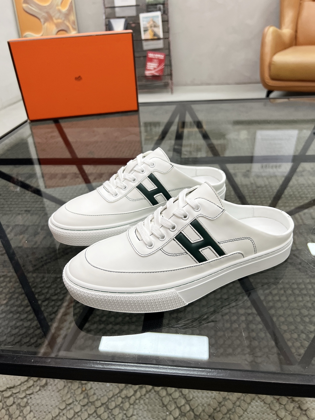  H 🔍顶级代购🇮🇹 爱 炸街男神休闲鞋半拖新品来袭专柜同步发售原厂配置，意大利进口原版牛皮面料，高品质