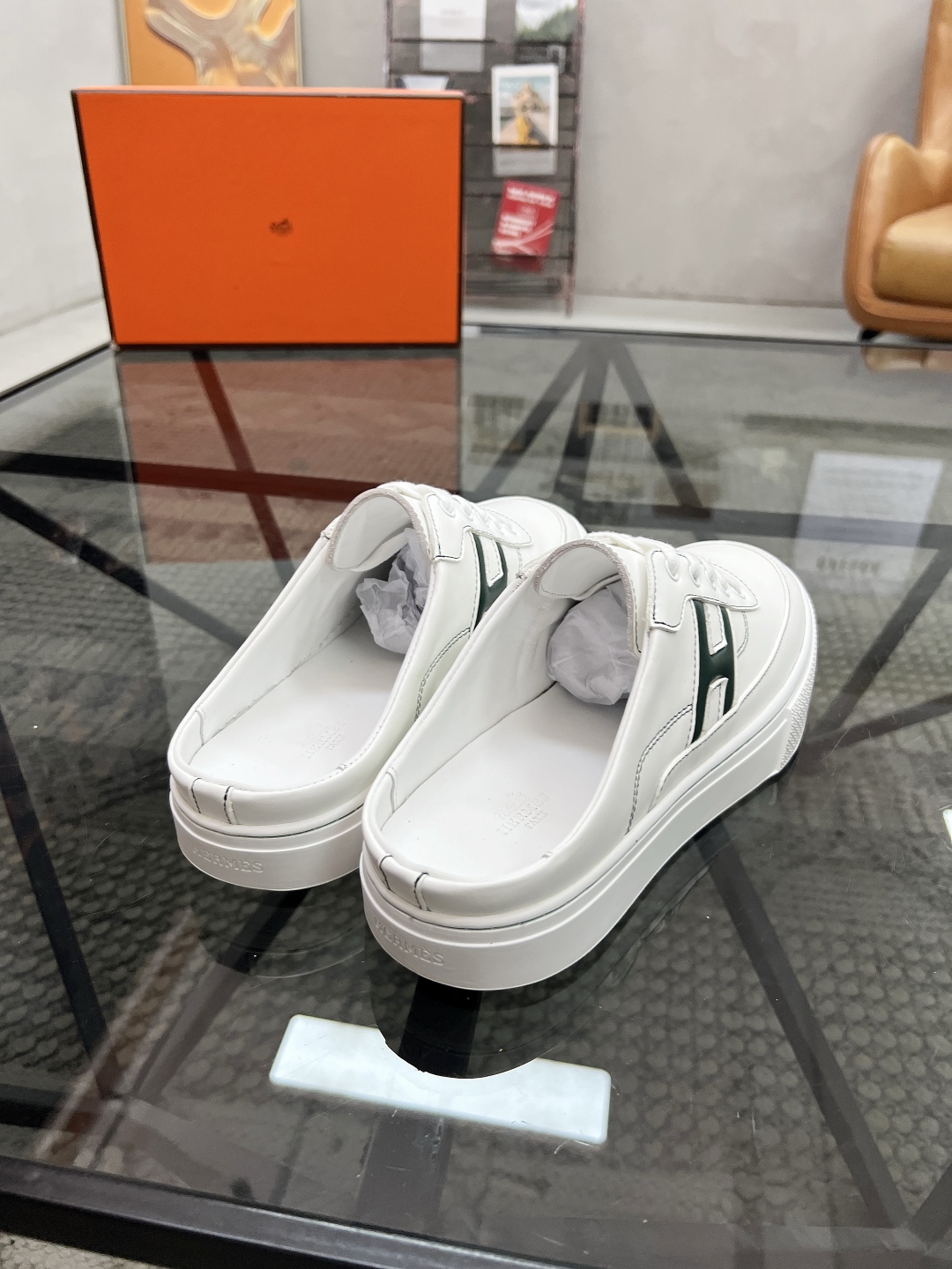  H 🔍顶级代购🇮🇹 爱 炸街男神休闲鞋半拖新品来袭专柜同步发售原厂配置，意大利进口原版牛皮面料，高品质