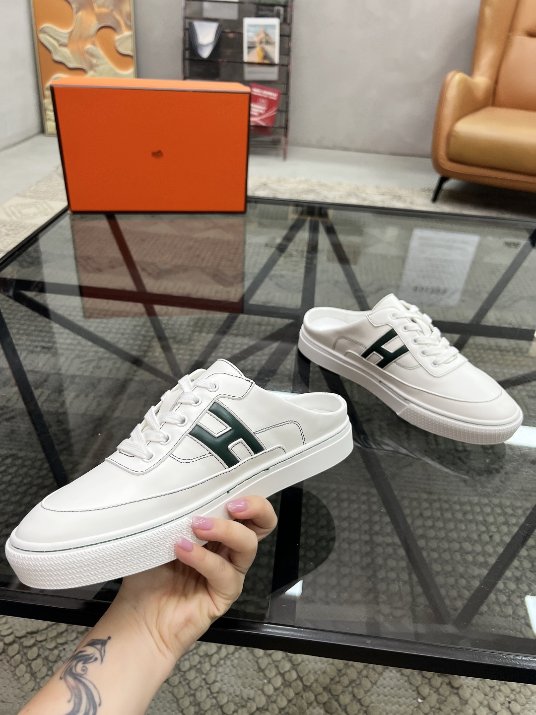  H 🔍顶级代购🇮🇹 爱 炸街男神休闲鞋半拖新品来袭专柜同步发售原厂配置，意大利进口原版牛皮面料，高品质