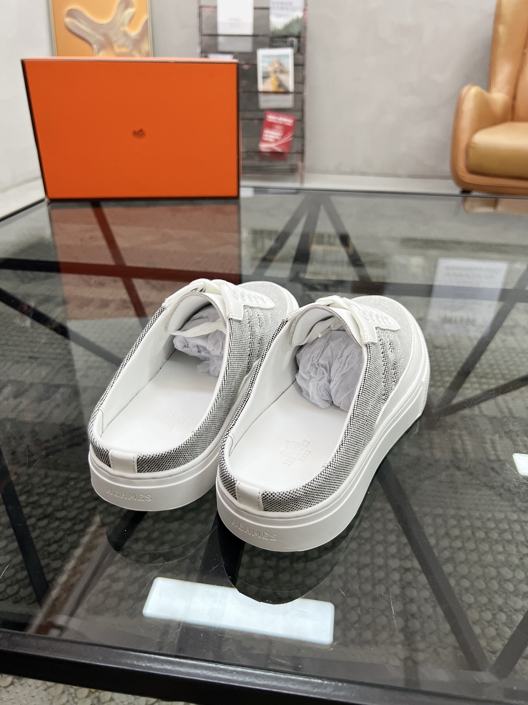  H 🔍顶级代购🇮🇹 爱 炸街男神休闲鞋半拖新品来袭专柜同步发售原厂配置，意大利进口原版牛皮面料，高品质