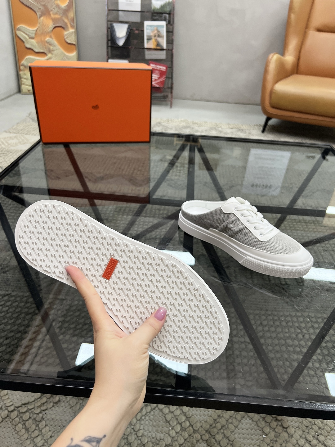 H 🔍顶级代购🇮🇹 爱 炸街男神休闲鞋半拖新品来袭专柜同步发售原厂配置，意大利进口原版牛皮面料，高品质