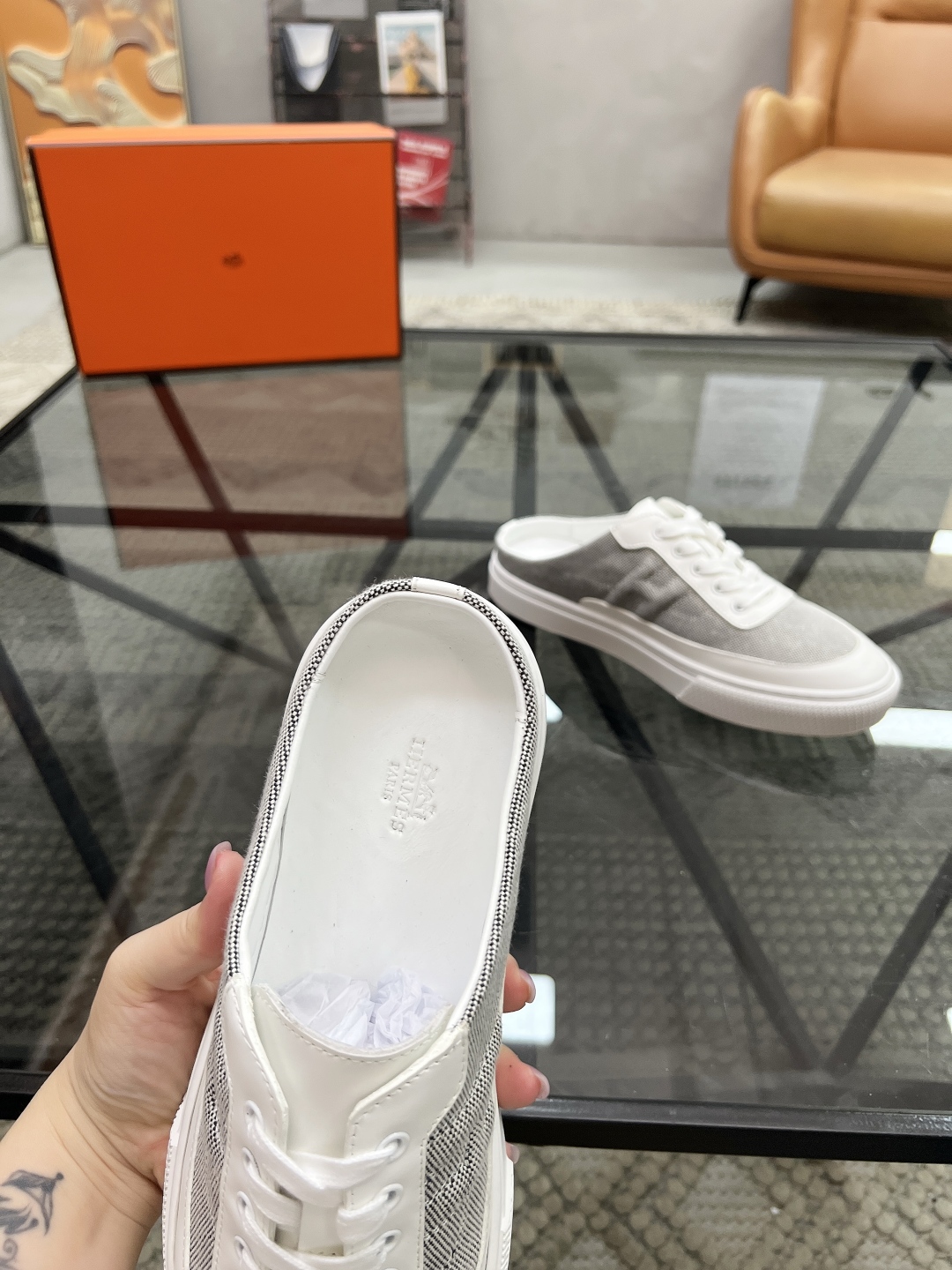  H 🔍顶级代购🇮🇹 爱 炸街男神休闲鞋半拖新品来袭专柜同步发售原厂配置，意大利进口原版牛皮面料，高品质