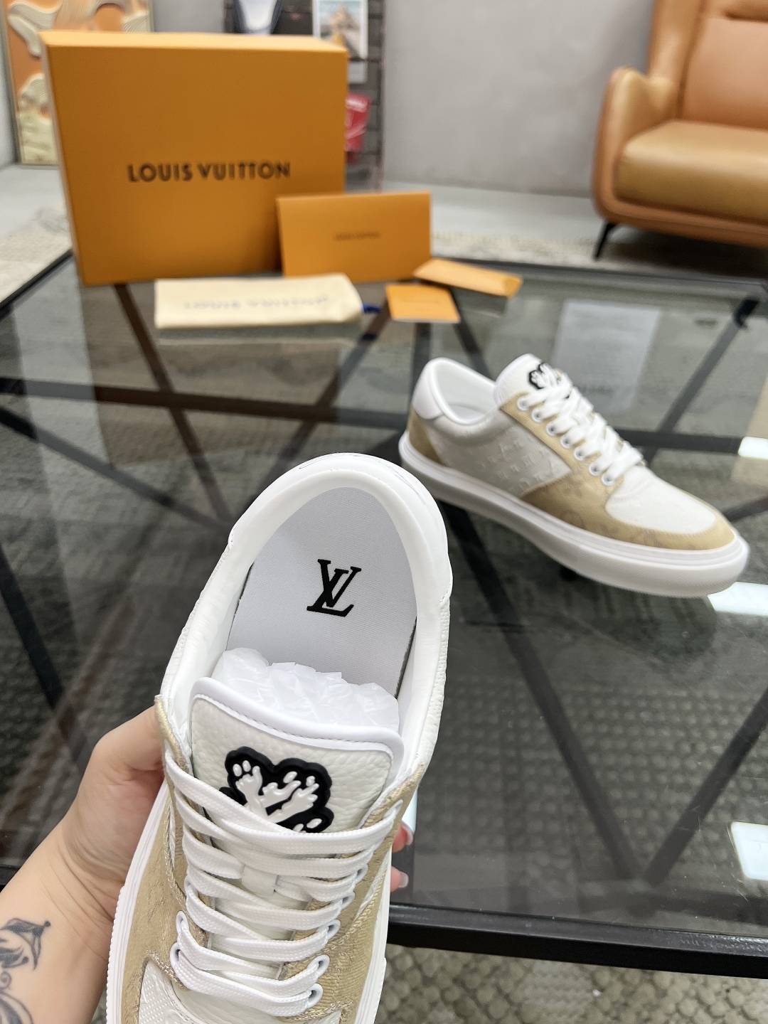  L 🔍顶级代购🇮🇹 路 炸街男神爆款休闲板鞋专柜同步，鞋面意大利进口牛皮搭配牛仔布面料，高品质压花复杂