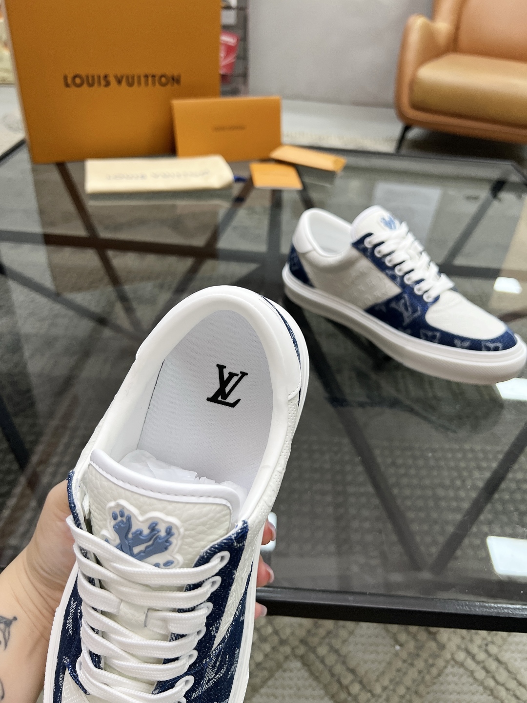  L 🔍顶级代购🇮🇹 路 炸街男神爆款休闲板鞋专柜同步，鞋面意大利进口牛皮搭配牛仔布面料，高品质压花复杂