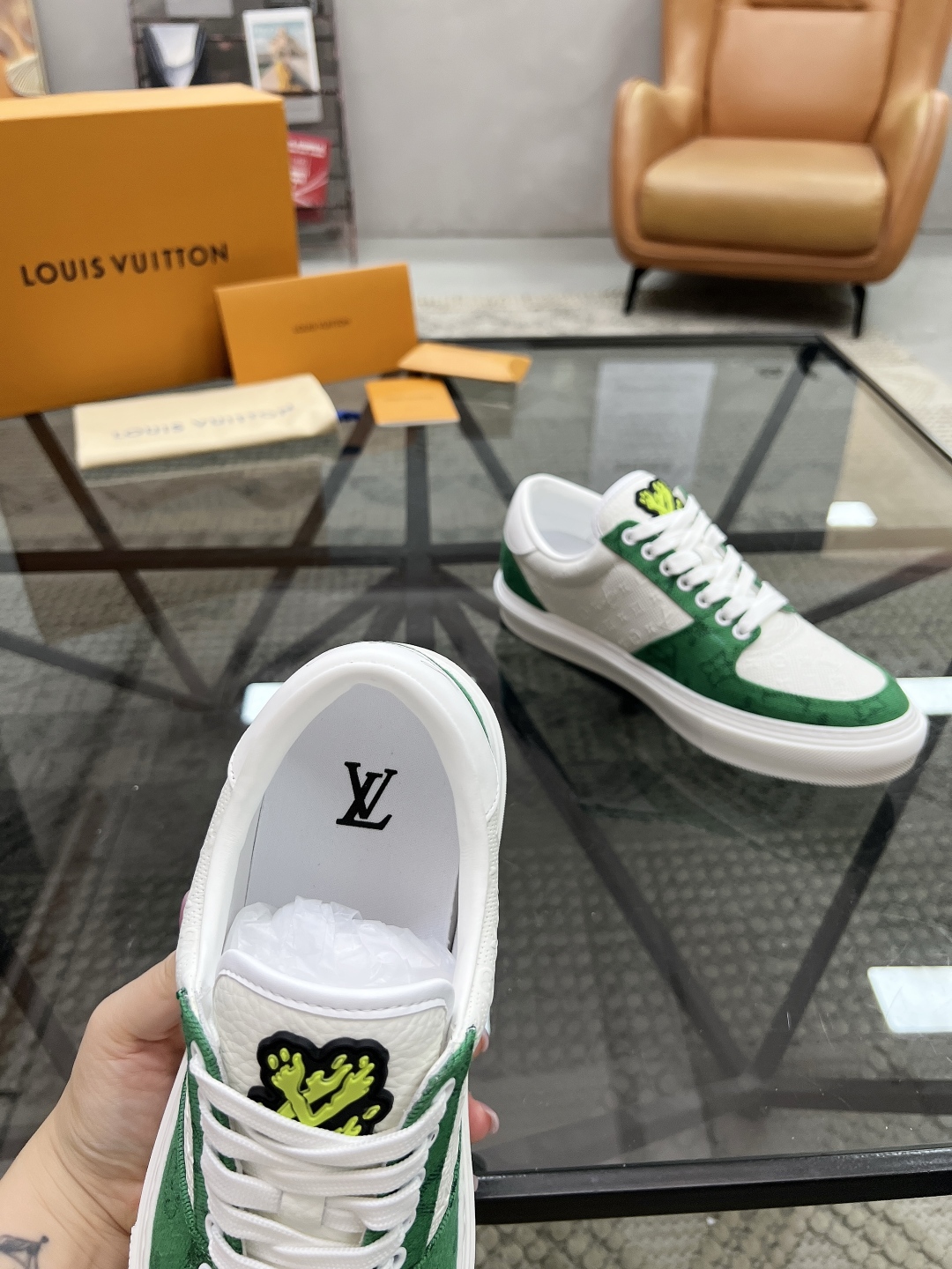  L 🔍顶级代购🇮🇹 路 炸街男神爆款休闲板鞋专柜同步，鞋面意大利进口牛皮搭配牛仔布面料，高品质压花复杂