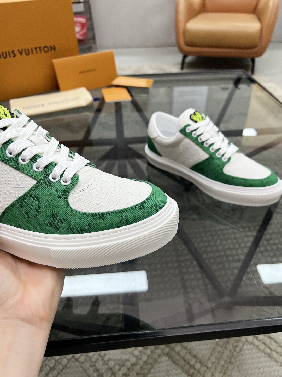  L 🔍顶级代购🇮🇹 路 炸街男神爆款休闲板鞋专柜同步，鞋面意大利进口牛皮搭配牛仔布面料，高品质压花复杂