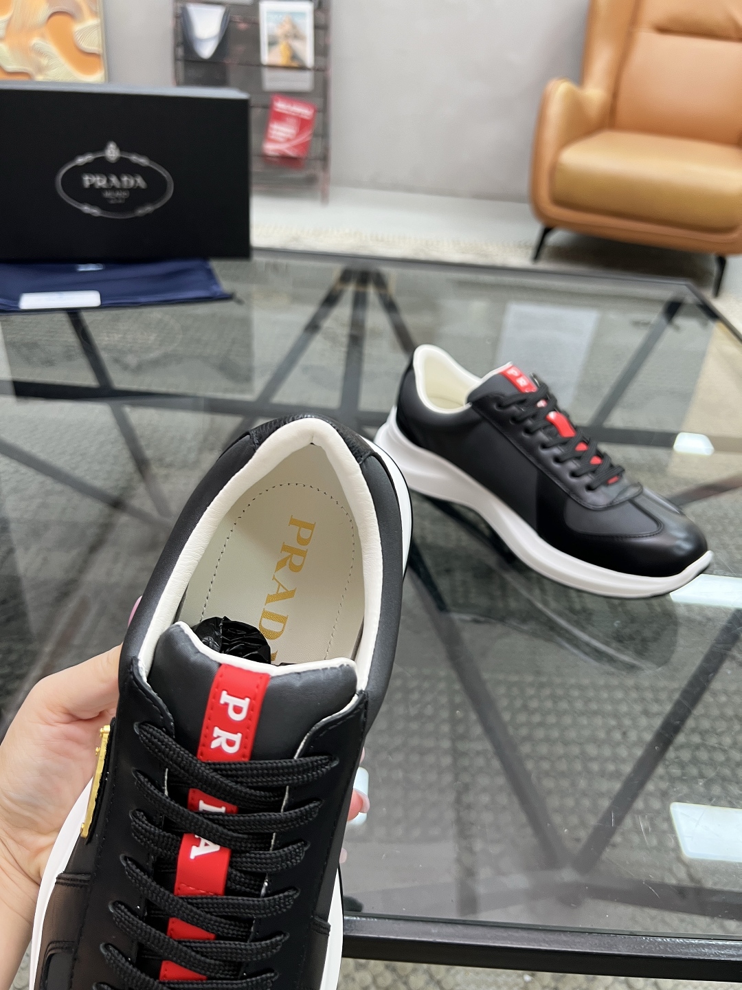  P 🔍顶级代购🇮🇹 普 炸街男神新品来袭，超人气爆款专柜新款，原厂配置意大利进口牛皮搭配帆布面料，高品
