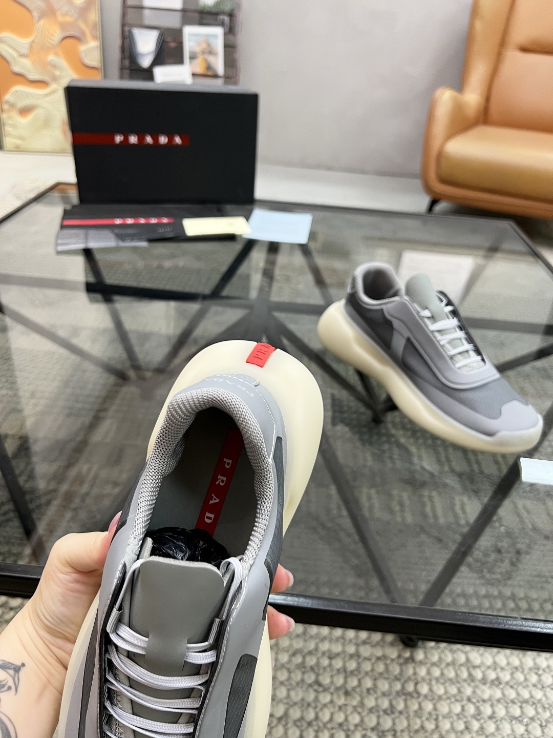  P 🔍顶级代购🇮🇹 普 炸街男神新品运动休闲鞋专柜同步，鞋面意大利进口牛皮搭配网布面料，进口网布内里柔