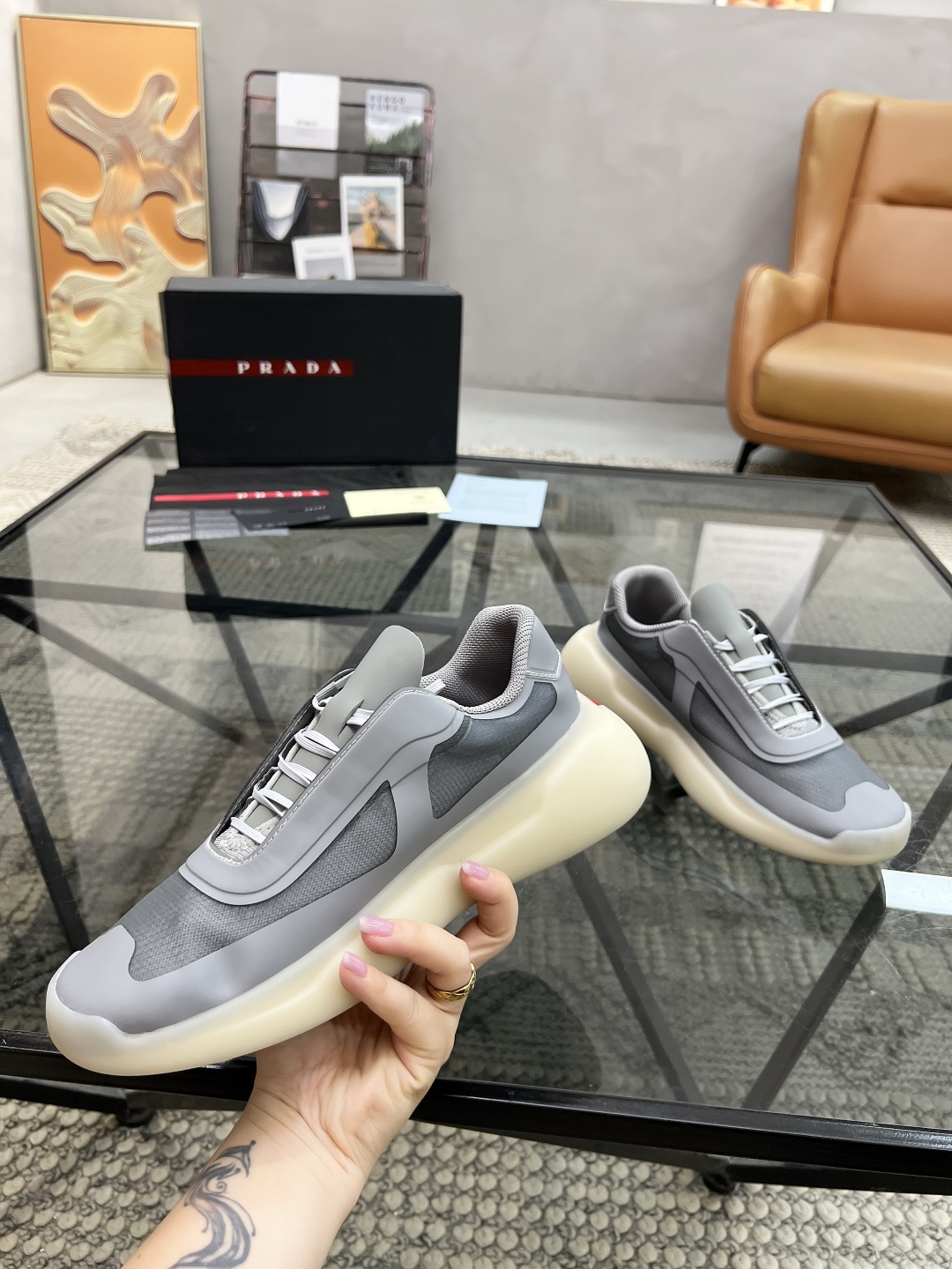  P 🔍顶级代购🇮🇹 普 炸街男神新品运动休闲鞋专柜同步，鞋面意大利进口牛皮搭配网布面料，进口网布内里柔