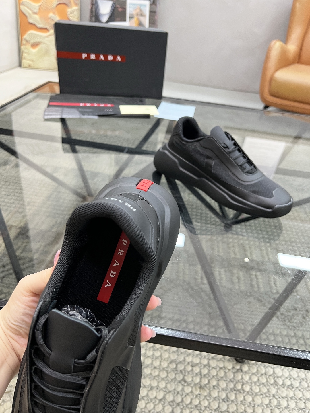  P 🔍顶级代购🇮🇹 普 炸街男神新品运动休闲鞋专柜同步，鞋面意大利进口牛皮搭配网布面料，进口网布内里柔