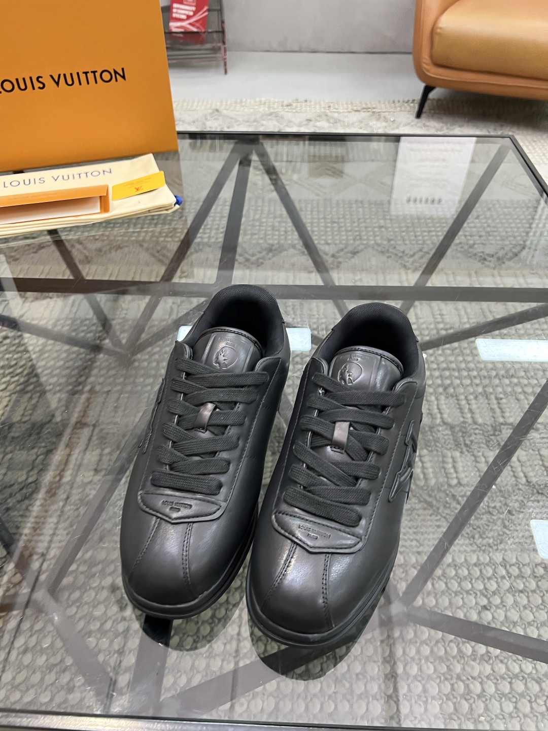  L 🔍顶级代购🇮🇹 路 炸街男神休闲运动鞋系列来袭专柜同步，鞋面意大利进口牛皮搭配老花面料，进口舒适网